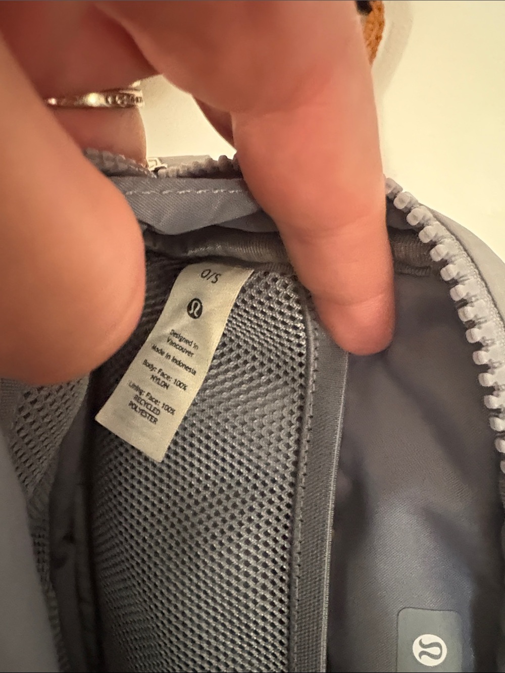 lululemon athletica Light Gray Quilted Sling Belt Bag - Picture 5 of 6